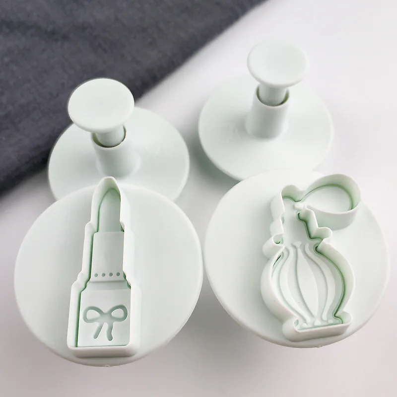 Набор туалетных принадлежностей 4 шт (корона духи зеркало помада) пластиковые