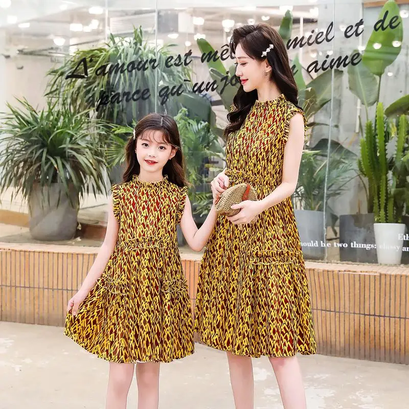 Одежда на бретелях для мамы и дочки Платья в полоску всей семьи Платье