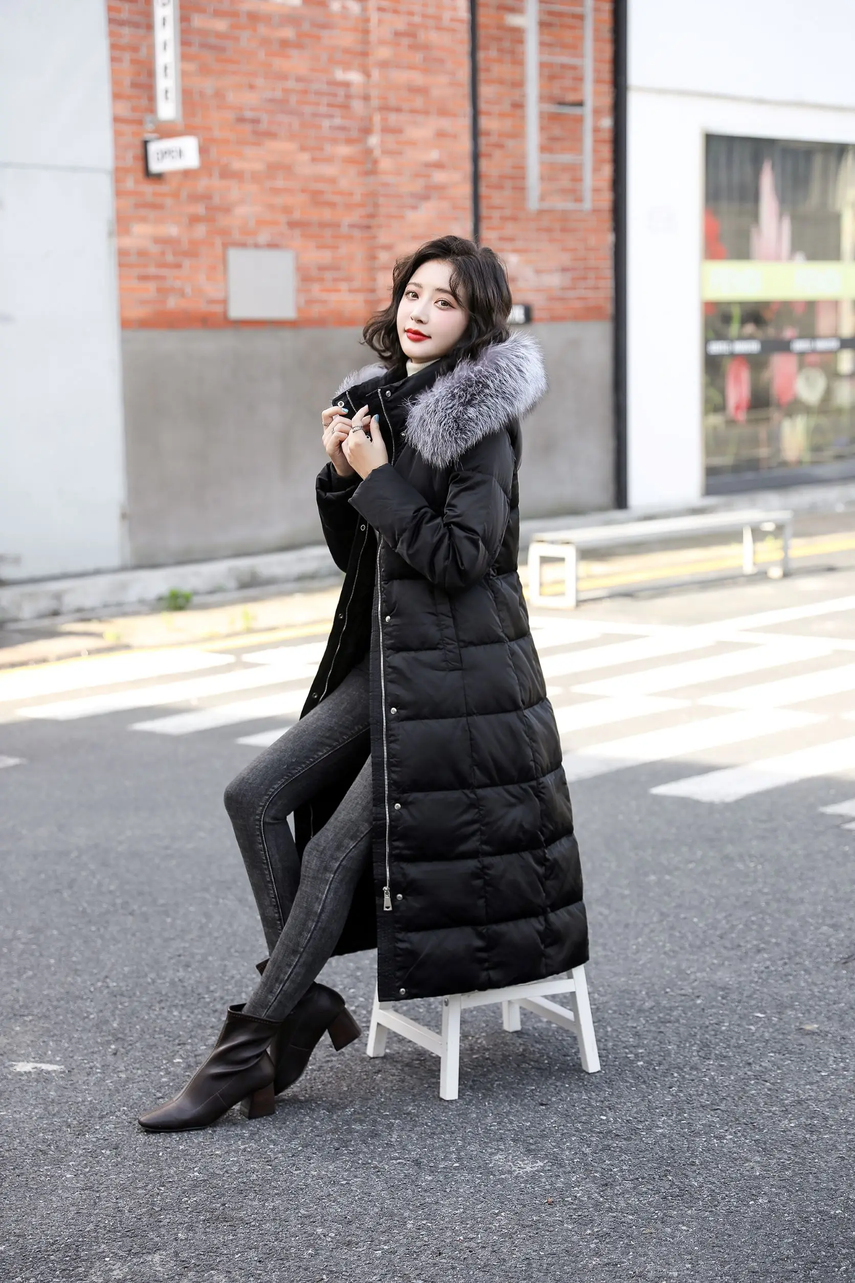 

Женский пуховик с капюшоном, облегающее теплое пальто на 2021 белом утином пуху, с капюшоном из натурального меха енота и лисы, зима 90%