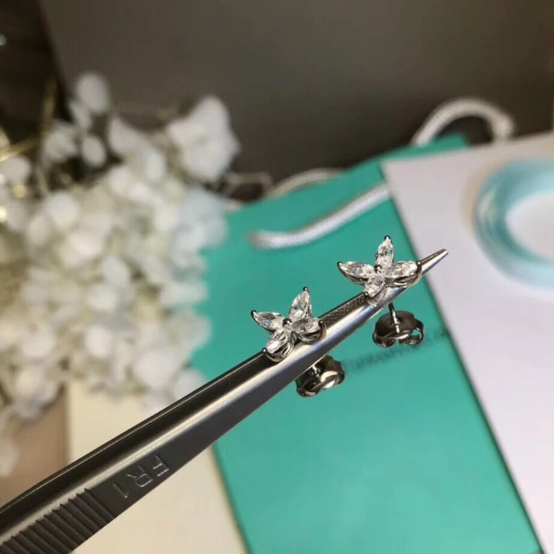 Женские классические серьги-гвоздики из серебра 925 пробы с четырьмя лепестками |