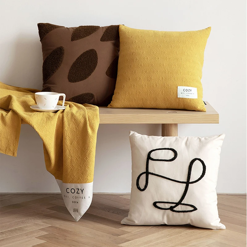 Мягкая подушка чехол хлопковая с пушистой вышивкой для телефона декоративный