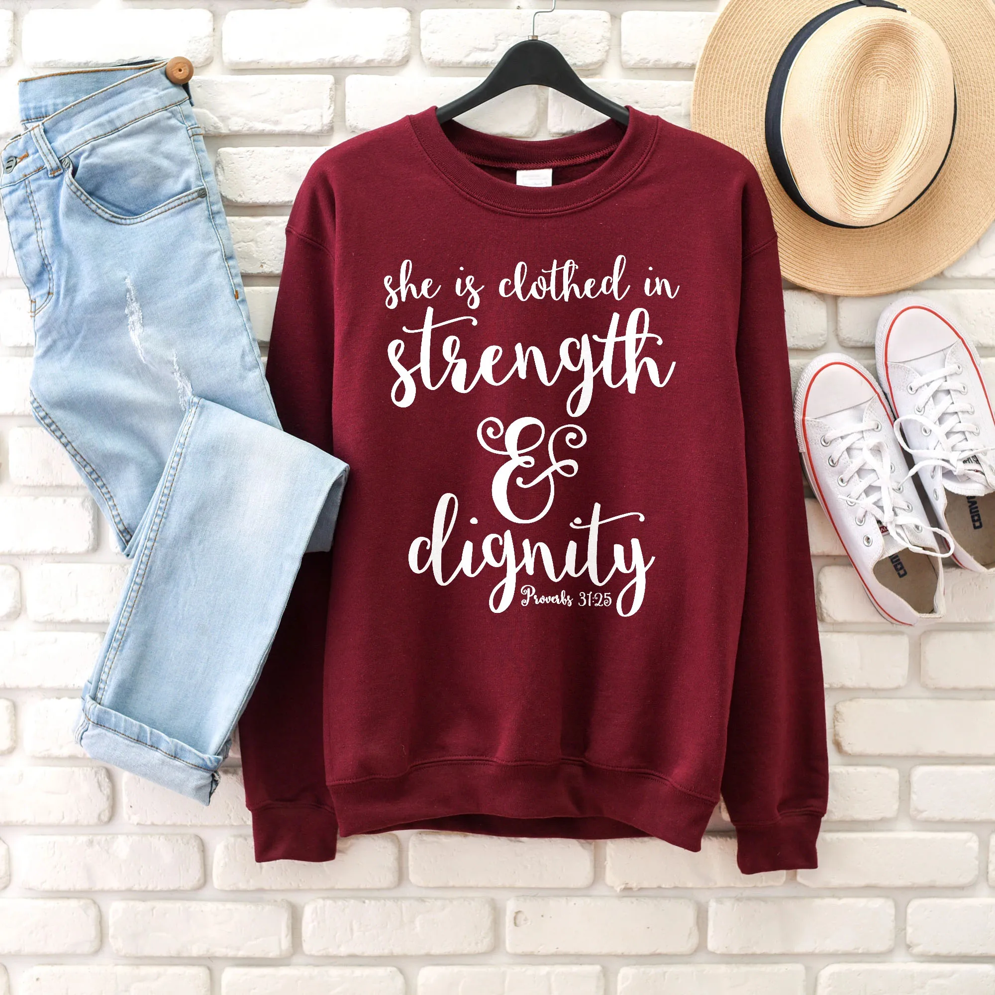 Свитшот женский с надписью She is Clothed in Strength and цифровая свитшот цитатами gunny