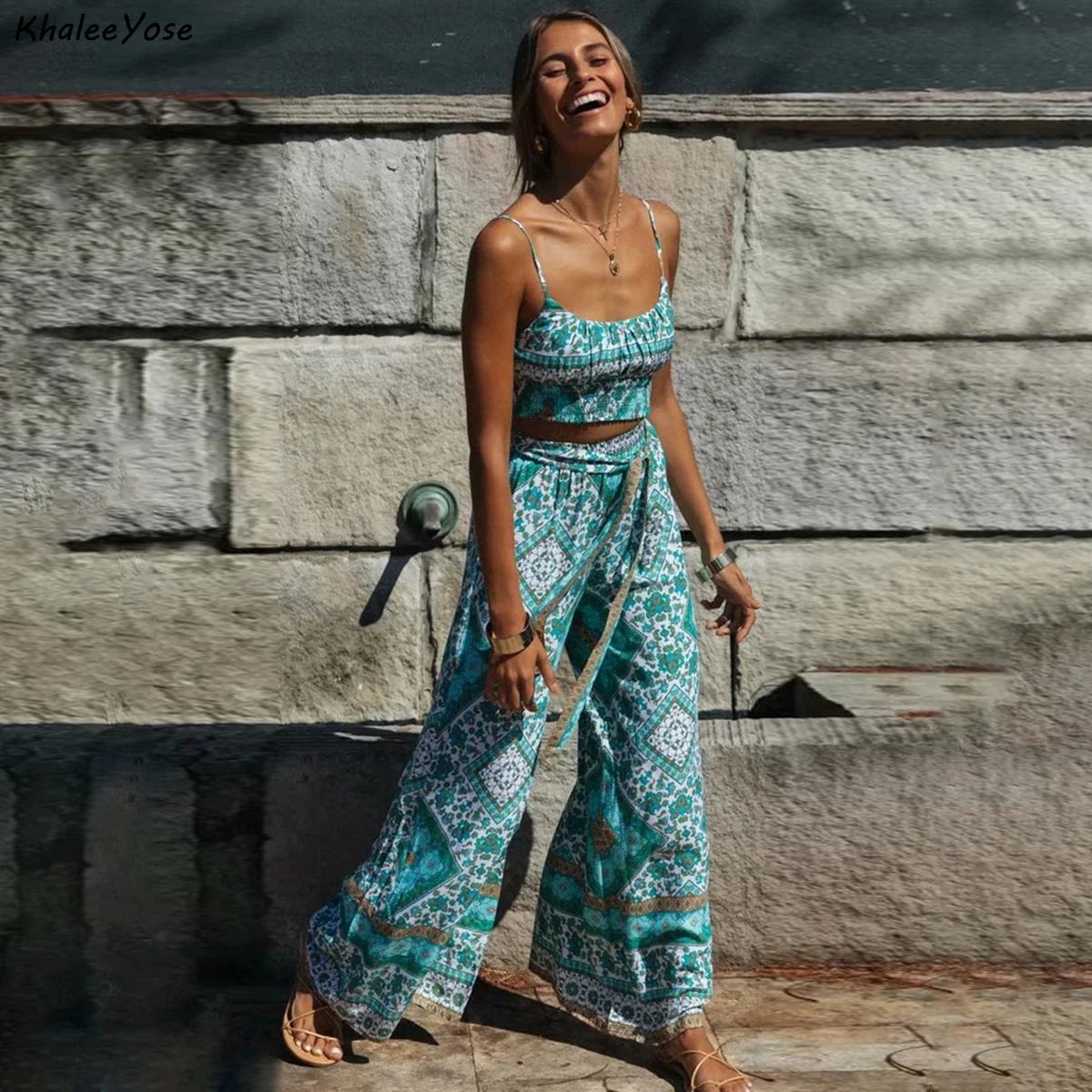 Женский комплект из двух предметов с цветочным принтом и широкими штанинами |