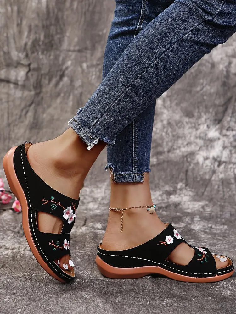 

Female Shoes Big Size Low Ladies' Slippers Luxury Slides On A Wedge 2021 Summer Designer Rome Rubber Retro Fabric PU Fashion Hoo