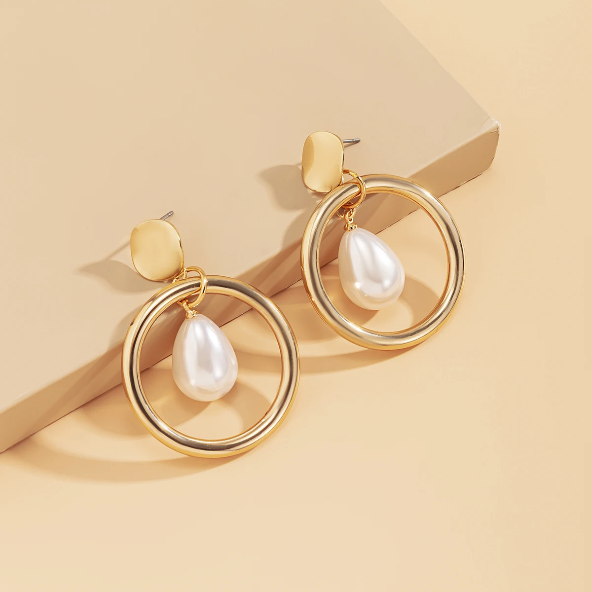 

Vintage Earrings for Women Simulated Pearl Circle Drop Earring Gold Color Geometric Metal Tassel Trendy Ear Wedding Jewelry 2021