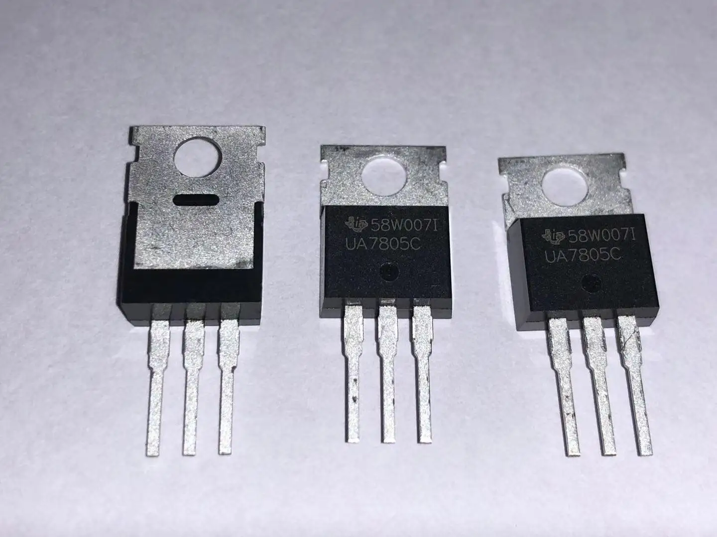 Греется стабилизатор напряжения 7805