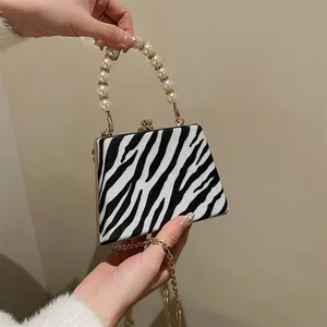 Women's Bag 2022 Autumn and Winter New Style Fashionable Chain Cow Pattern Small Square Bag Satchels