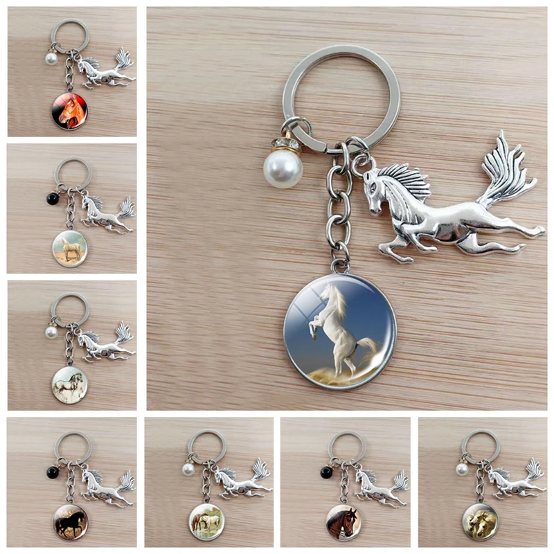 Брелок с изображением животных бегущей лошади из стекла кабошоном на сумку