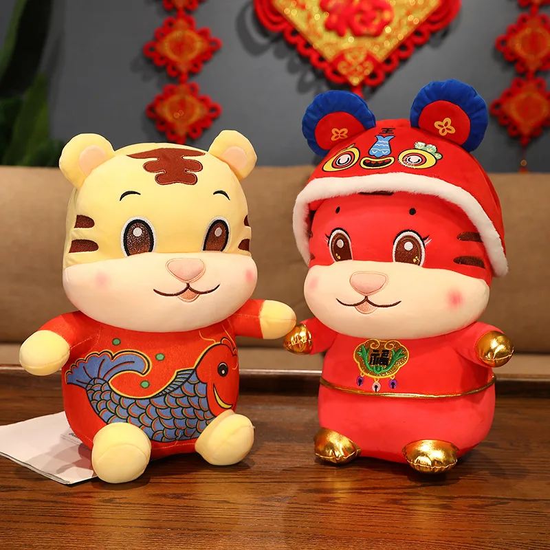 

Симпатичная игрушка в виде сидящего улыбающегося тигра, мультяшная кукла с шапкой, мягкая хлопчатобумажная плюшевая игрушка для детей, под...