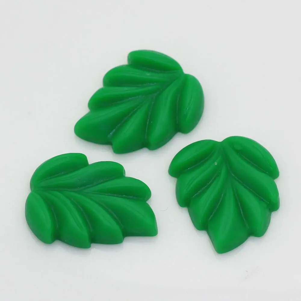 

Кабошоны из смолы с зелёными листьями