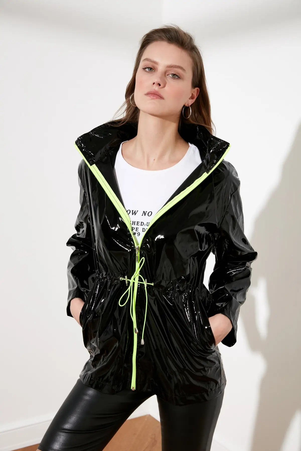 

Trendyol Hooded Neon Zipper Patent Leather Coats TWOSS21MO0066