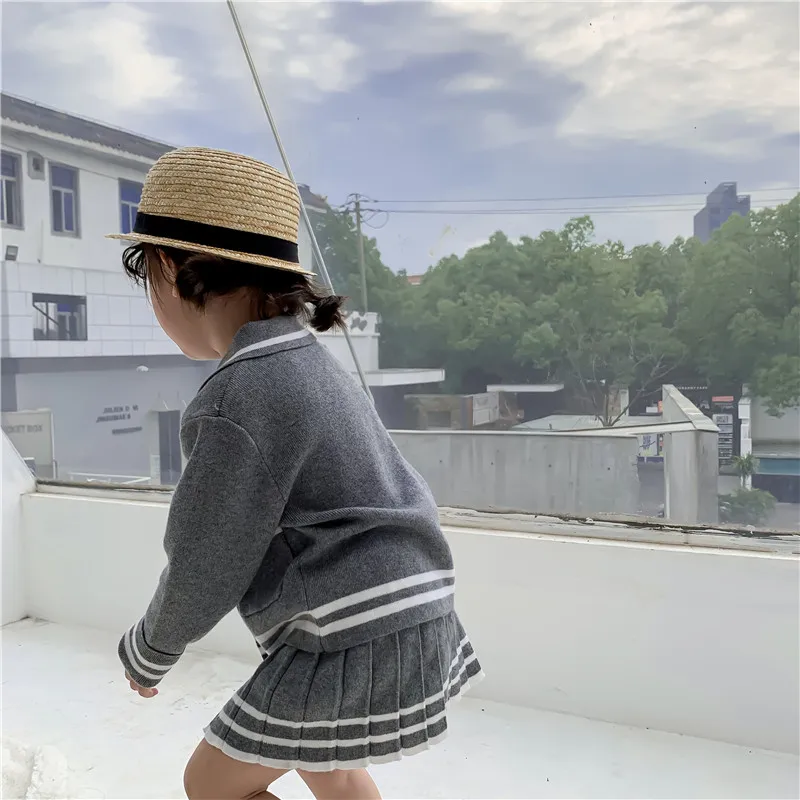 Милый шерстяной трикотажный комплект одежды в консервативном стиле для девочек