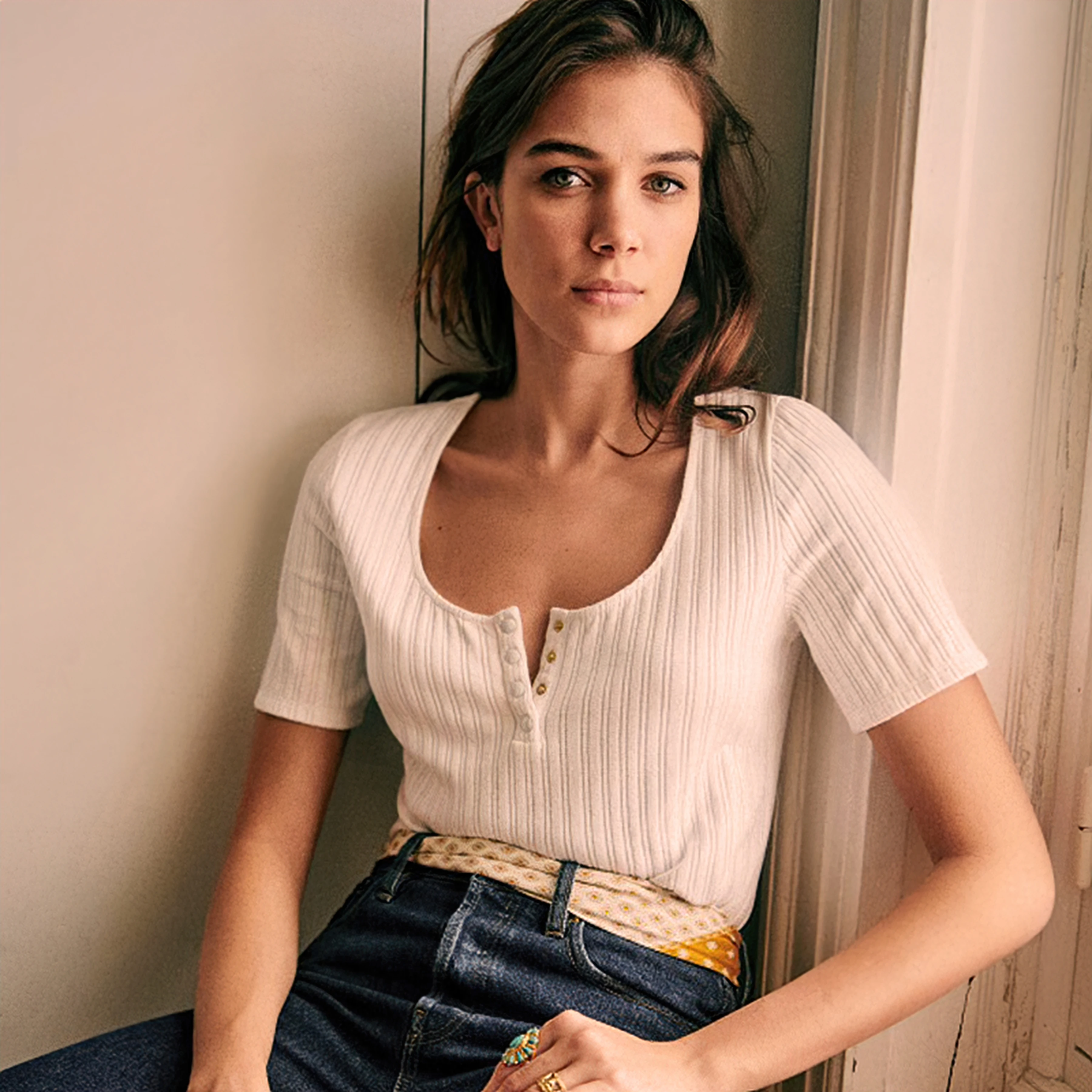 

Женская футболка с коротким рукавом, круглым вырезом и пуговицами