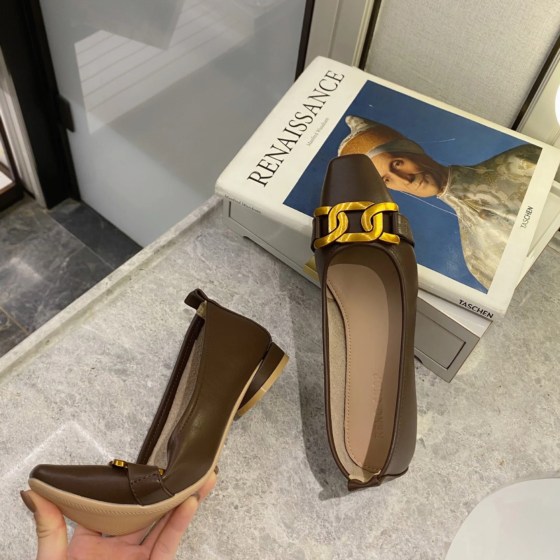 

2021 British style new spring square head thick heel shallow mouth grandma fashion metal buckle soft leather low heel