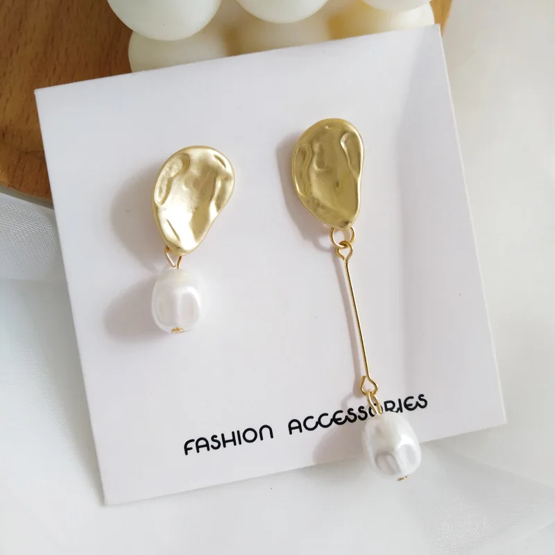 Элегантные матовые серьги неправильной геометрической искусственности