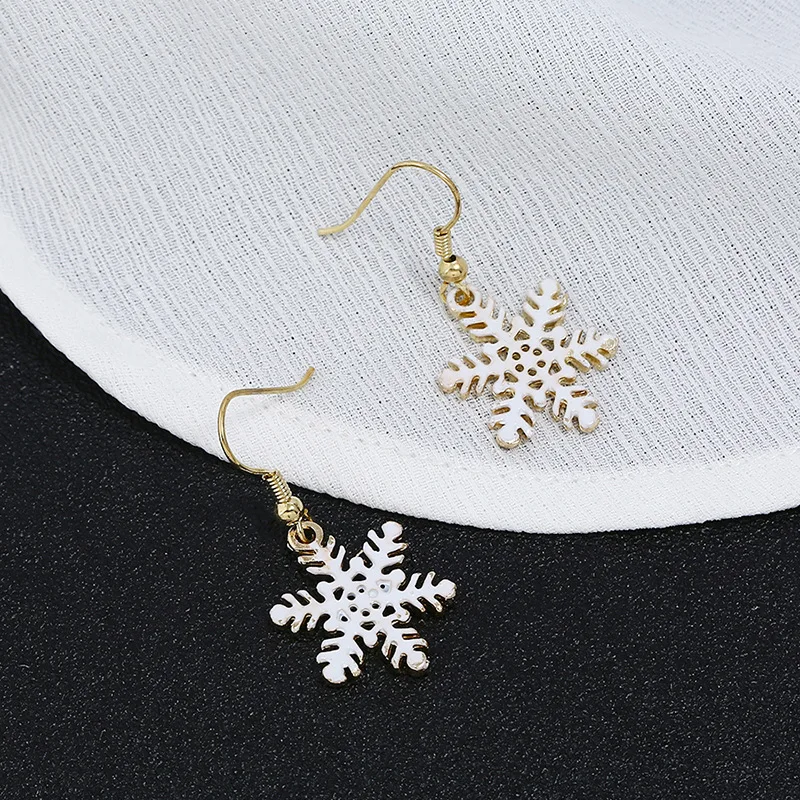 

Classic beautiful Christmas hollow snowflake earrings Christmas earrings