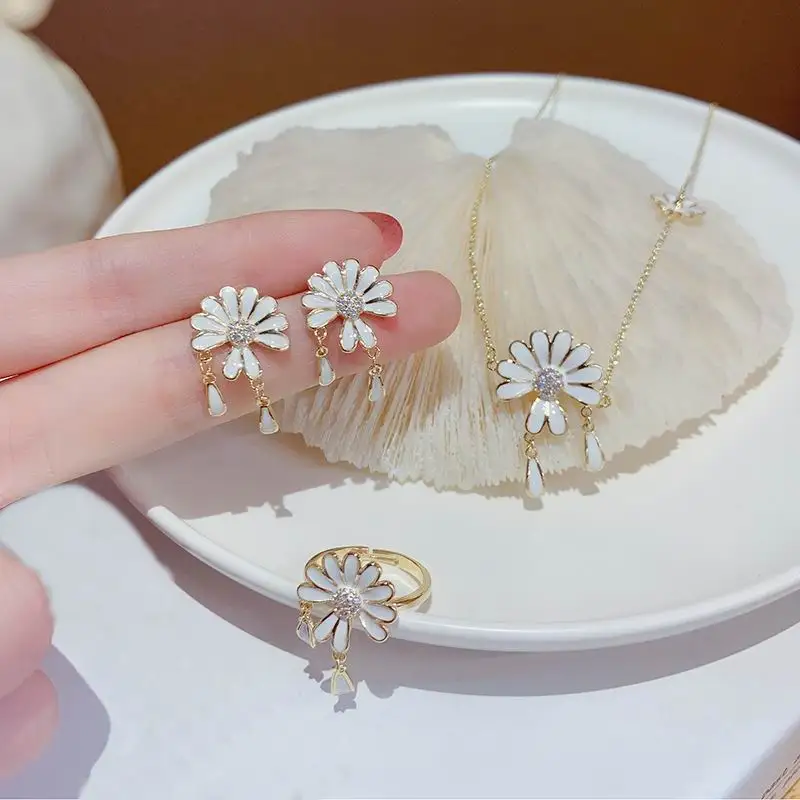

Bohemian White Daisy Flower Drop Earrings For Women 2020 New Chic Jewelry Elegant Simple Korean Pendientes Gifts
