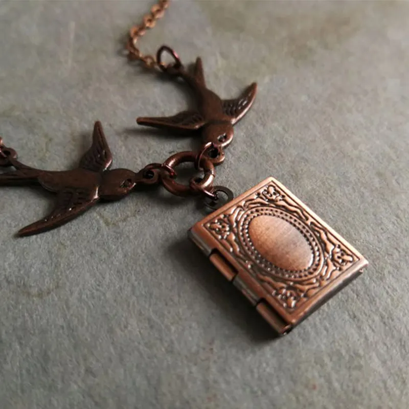 Два стильных ожерелья. Книжный медальон. Медное ожерелье-медальон. Миниатюрная