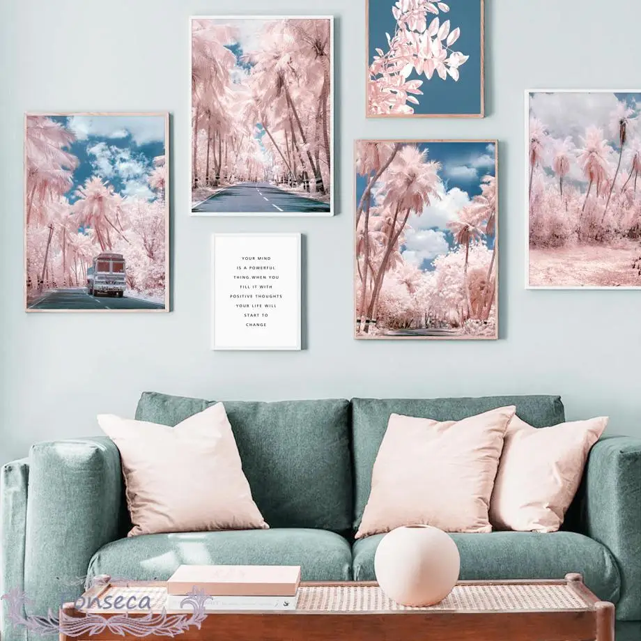 Высокая экспозиция розовые растения кокосовые пальмы тростник лист автомобиль