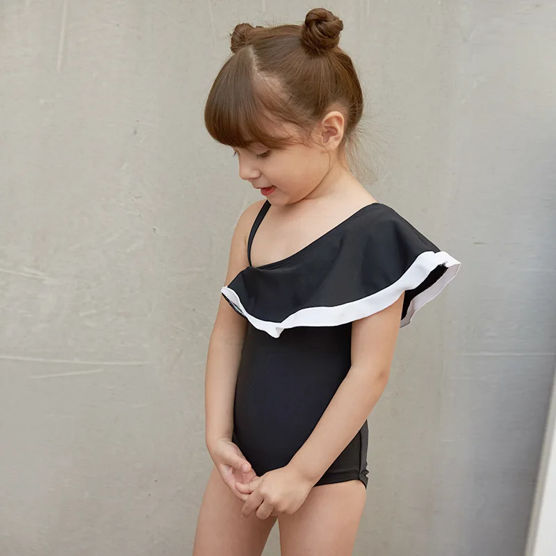 Купальник для девочек бикини с косыми плечиками и рюшами детский купальник