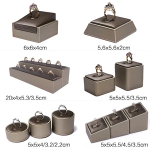 Кольцо Дисплей Клин стенд рампа коричневый слот Витрина ювелирных изделий кольца Органайзер держатель Райзер матовая искусственная кожа хранение выставочный стеллаж лоток