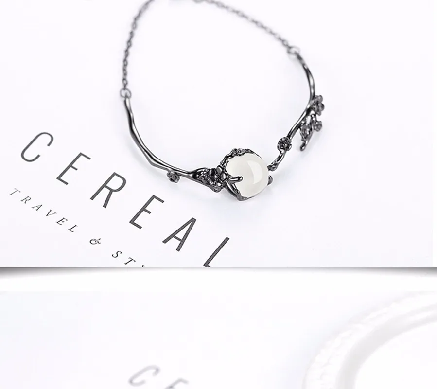

Korean Version Of The New Creative Plum Flower Bracelet Female Jewelrys Personality Peach Blossom White Chalamet Hand Jewelry