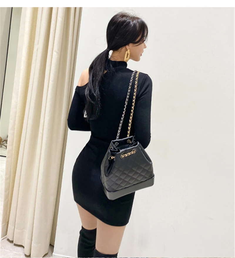 Женское облегающее платье черное однотонное без бретелек с лямкой на шее в