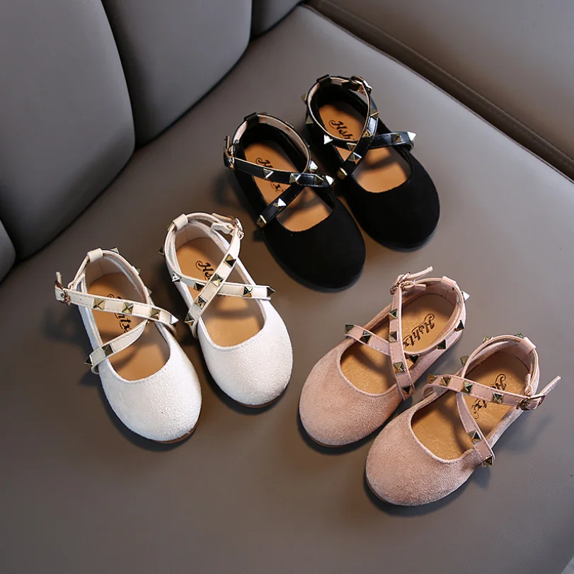 Замшевые туфли для девочек с перекрестными ремешками Детская обувь заклепками