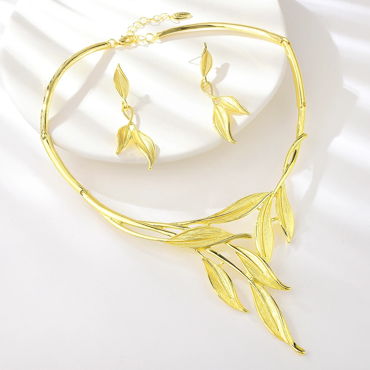 

Viennois Fashion Jewelry Sets for Women Dubai Gold Leaves Necklace and Earrings African Jewelry Set Indian Jewellery Bridesmaid
