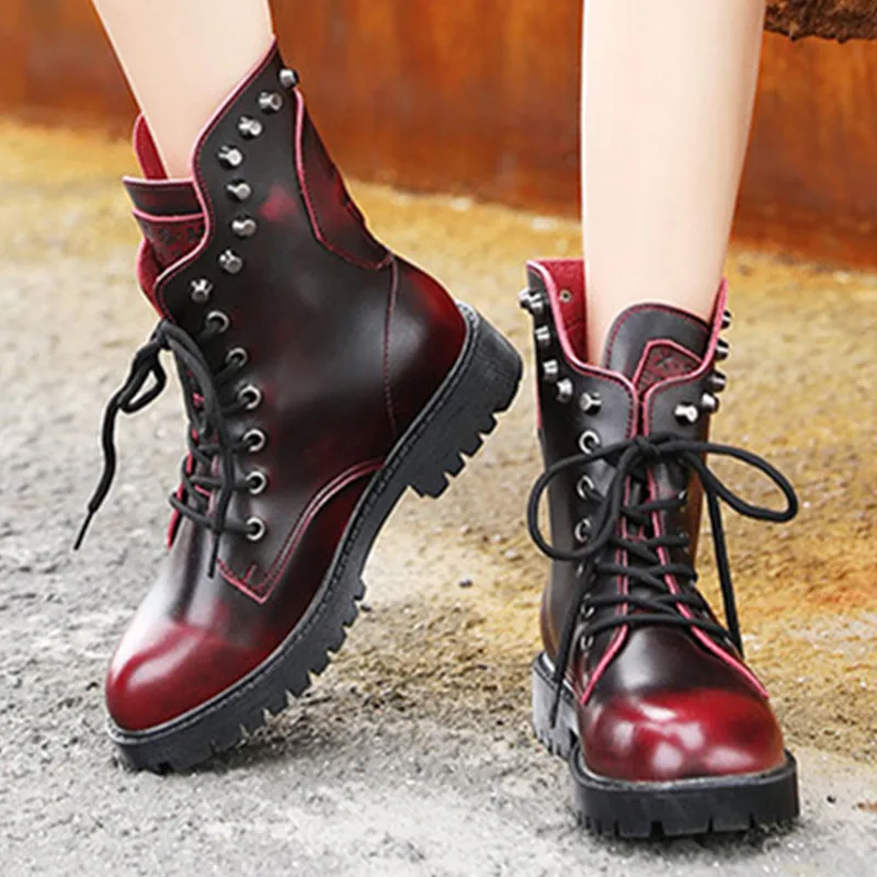 

Женские ботинки из спилка, на платформе, с заклепками