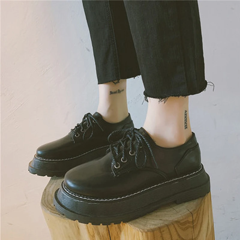 Кроссовки женские на шнуровке простые повседневные туфли толстой подошве в
