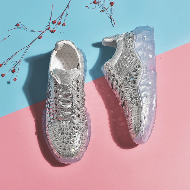 Женские кроссовки с кристаллами Rimocy серебристые на платформе со стразами
