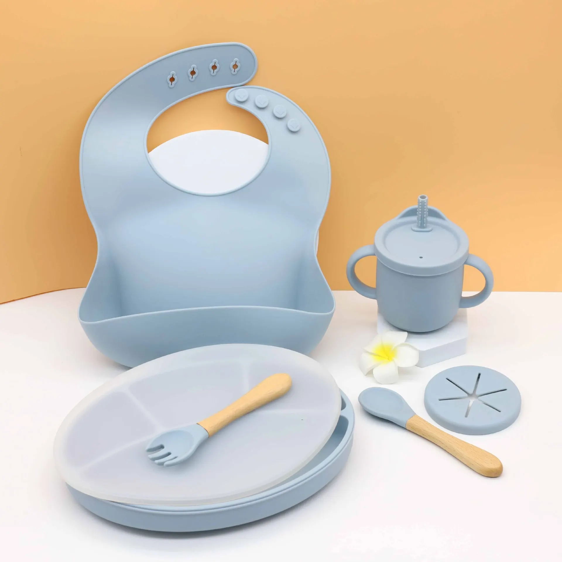

Детская силиконовая посуда для кормления, обеденная тарелка на присосках с крышкой, нагрудники, ложка, вилка, чашка, набор посуды для обучен...