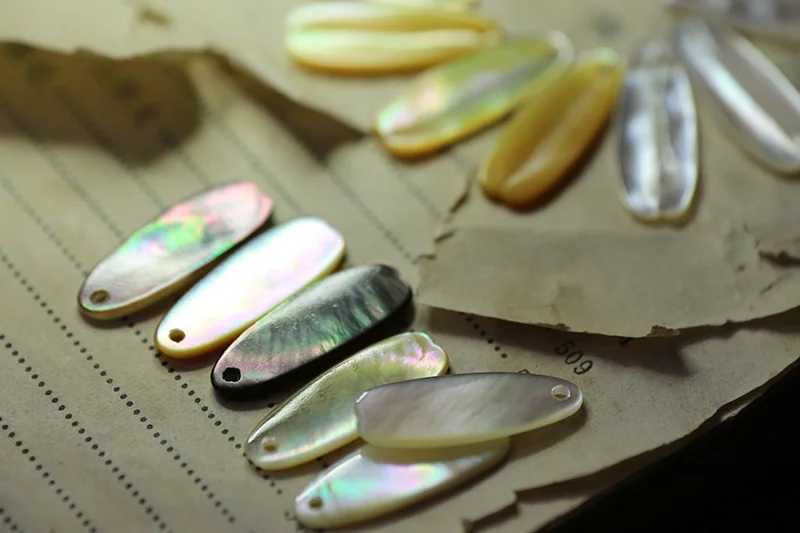 20pcs Wholesale mother pearl leaves white shell black shell Size 10mm*27mm shell pendant