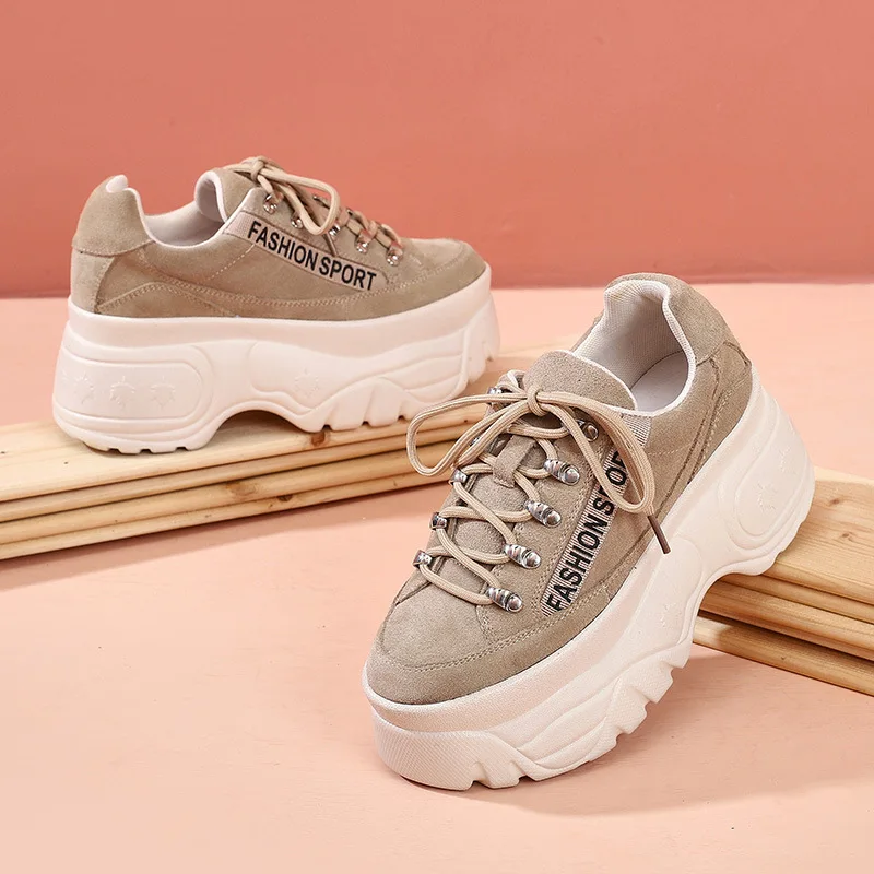 Женские кроссовки из натуральной кожи на шнуровке толстой подошве с круглым