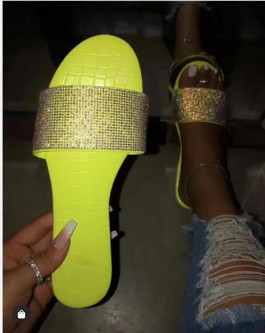 Летние женские сандалии со стразами блестящие на плоской подошве без шнуровки