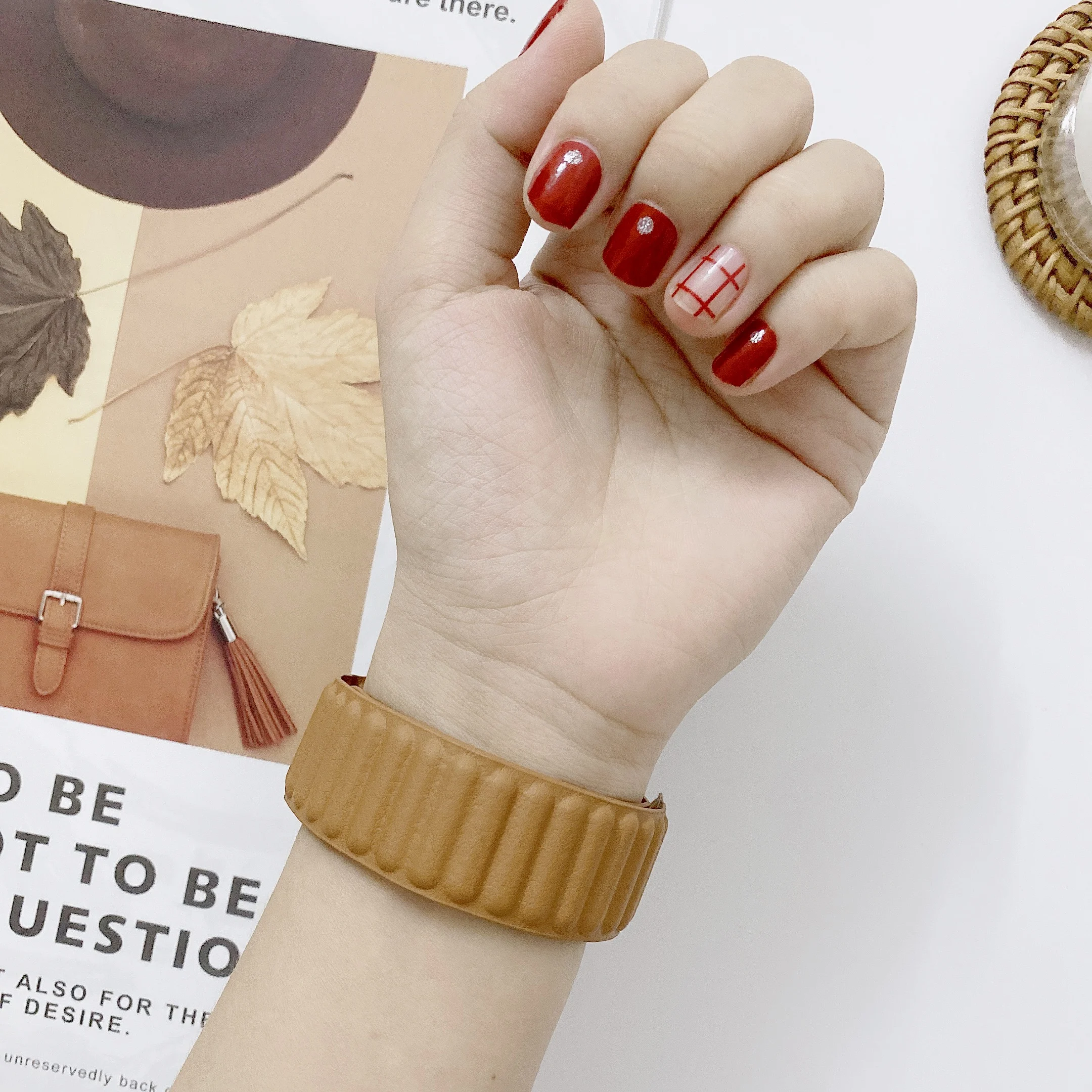 Suitable for Apple leather two-stage loop strap 38mm 40mm 42mm 44mm apple watch1 / 2 / 3 / 4 / 5 / 6 / SE magnetic suction strap