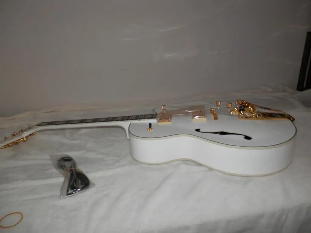 

ree Shipping Factory Custom White Semi Hollow Body Jazz Electric Guitar With Bigsby Tremolo with case 11yue2