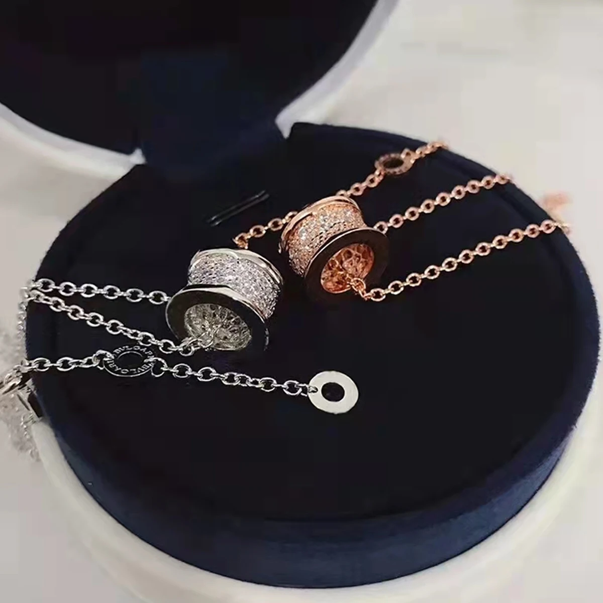 

Оригинальный фирменный кулон, классическое изысканное ювелирное изделие из серебра пробы с логотипом, ожерелье с полностью алмазным покры...