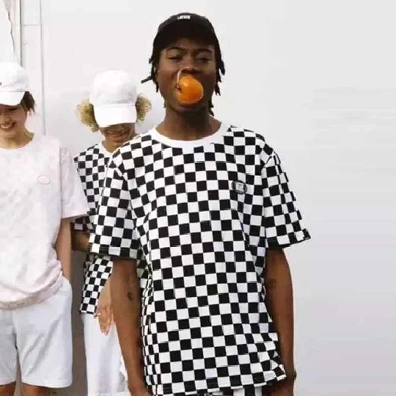 Фото Мужская свободная футболка с коротким рукавом черно-белая шахматная оверсайз в