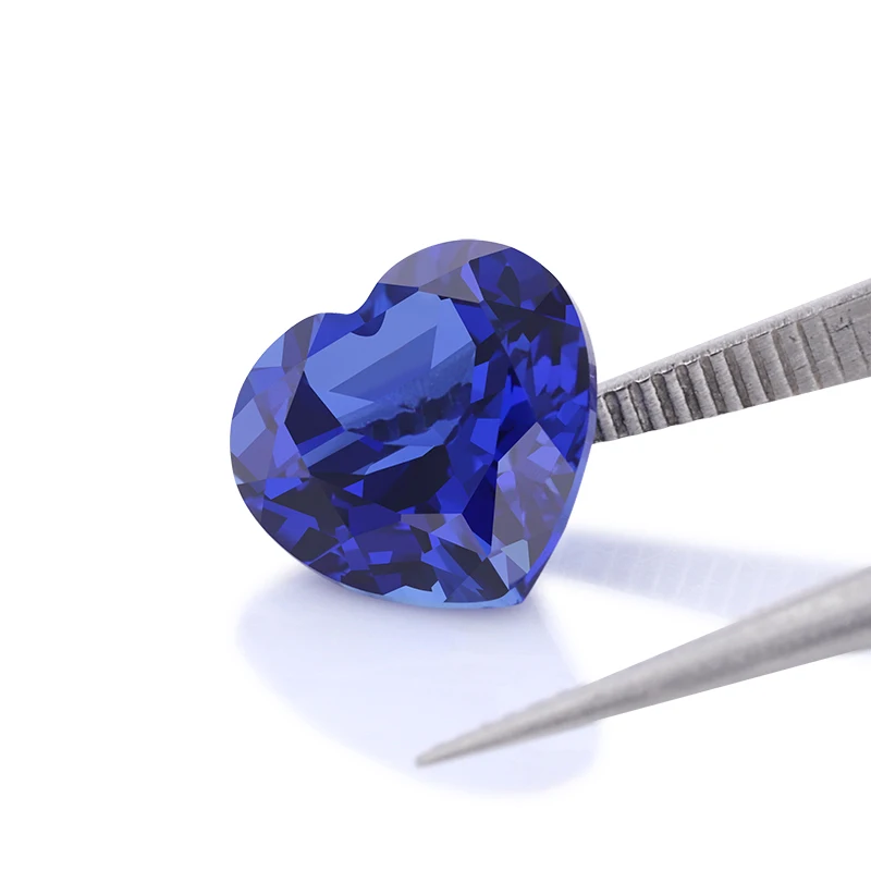 Выращенный в лаборатории королевский синий сапфир форме сердца свободный камень