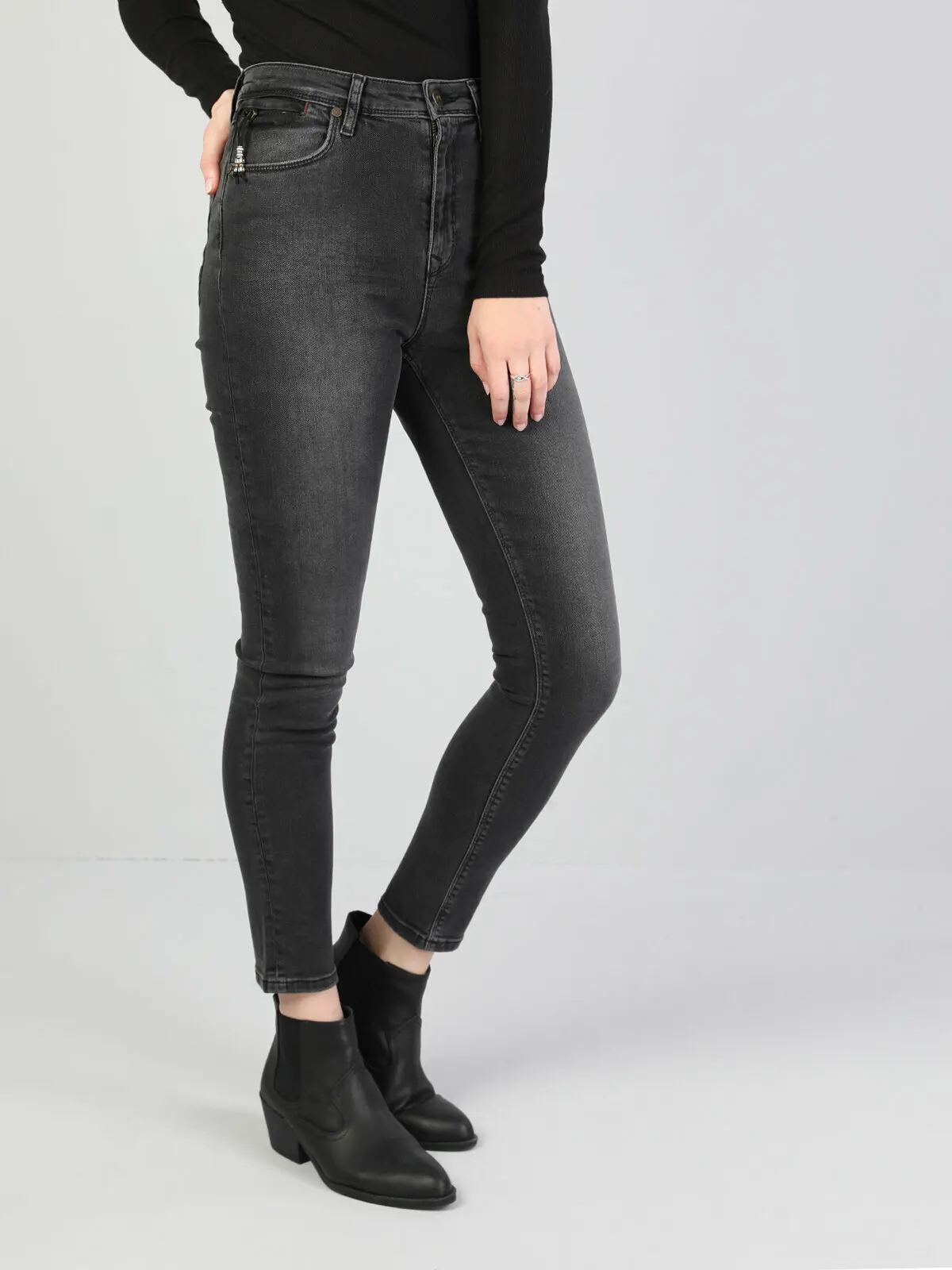 

Dark Gray Woman Pants