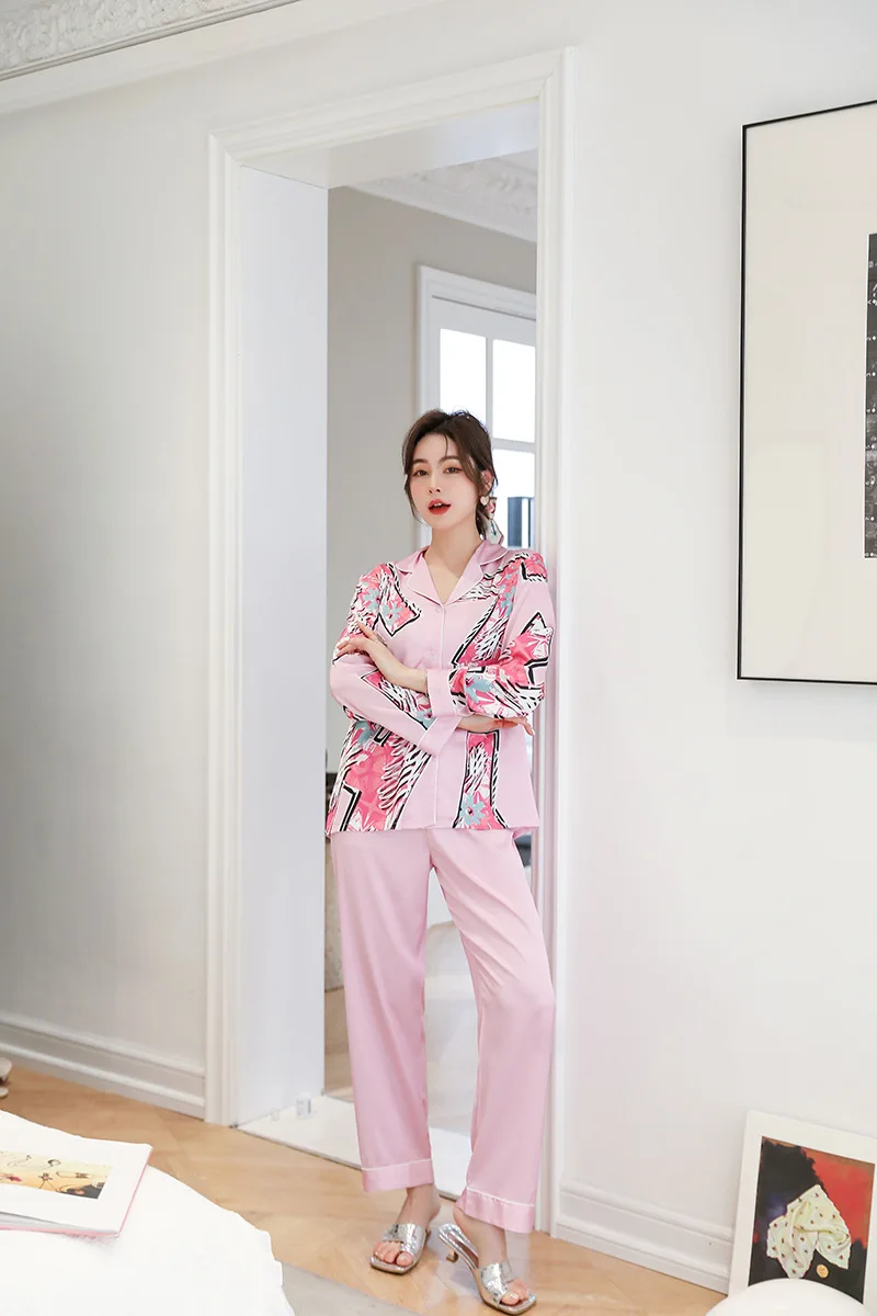 Комплект пижамный женский атласный с надписью граффити | Женская одежда