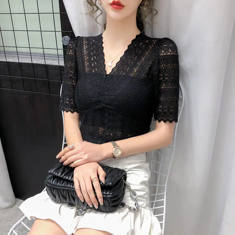 

Женская кружевная блузка с рукавами-фонариками и V-образным вырезом