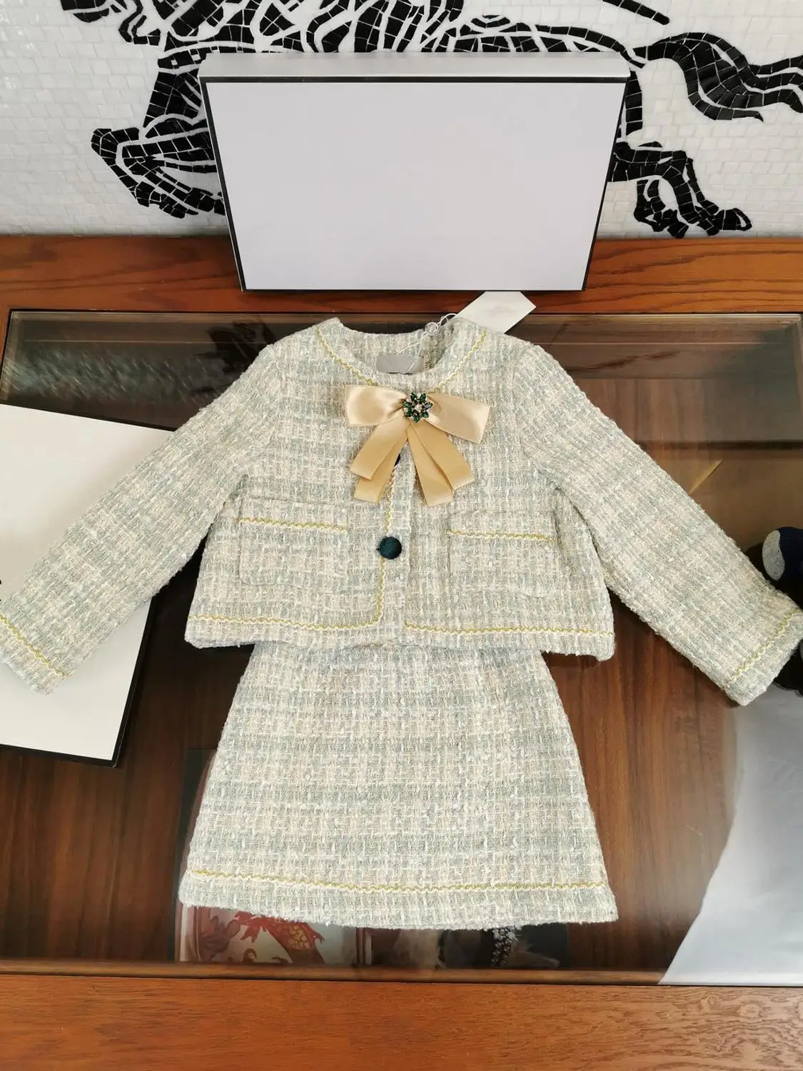 Luxury Brand New Design Girls Clothes Suit Two Piece Long Sleevel Bow Flower Brooch Open Stitch Cashmere Short Skirt |