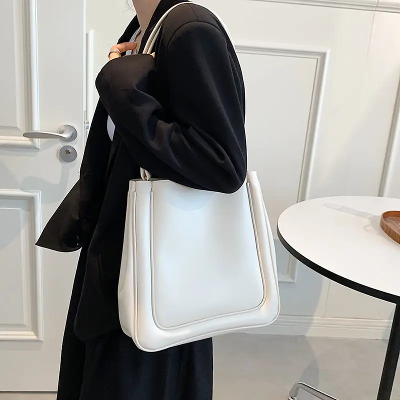 Large Capacity Bag Women's 2021 New Autumn Winter Commuter Tote Bag High Sense Single Shoulder Bag Light Luxury Fashion Handdag
