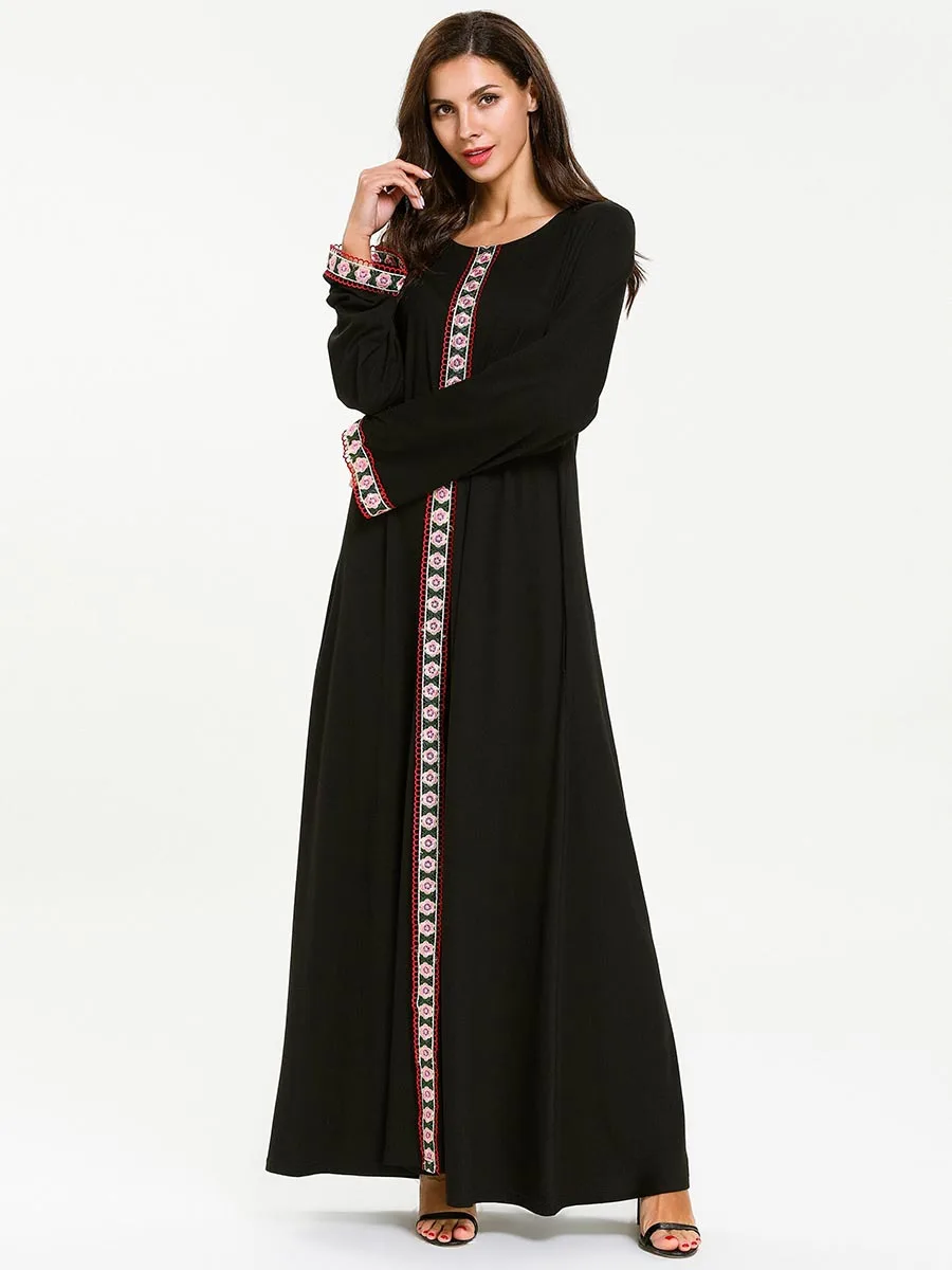 Женское черное платье с вышивкой круглым вырезом и карманами | Тематическая