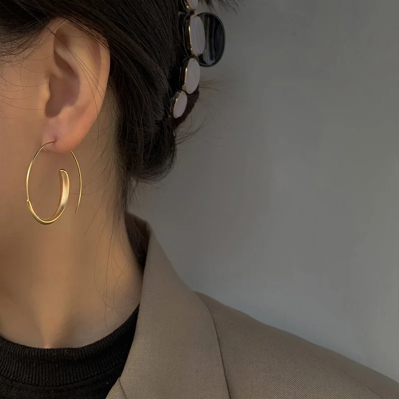 

Fashion New Personality Irregular Metal Hoop Earrings Ladies Exaggerated Atmosphere Popular Temperament Jewelry Accessories