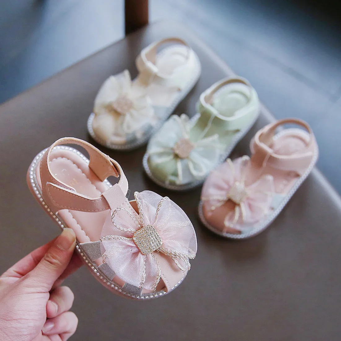 

Детские сандалии 2022 для свадьбы, детская модная пляжная обувь принцессы со стразами на мягкой подошве, милые туфли на плоской подошве с бант...