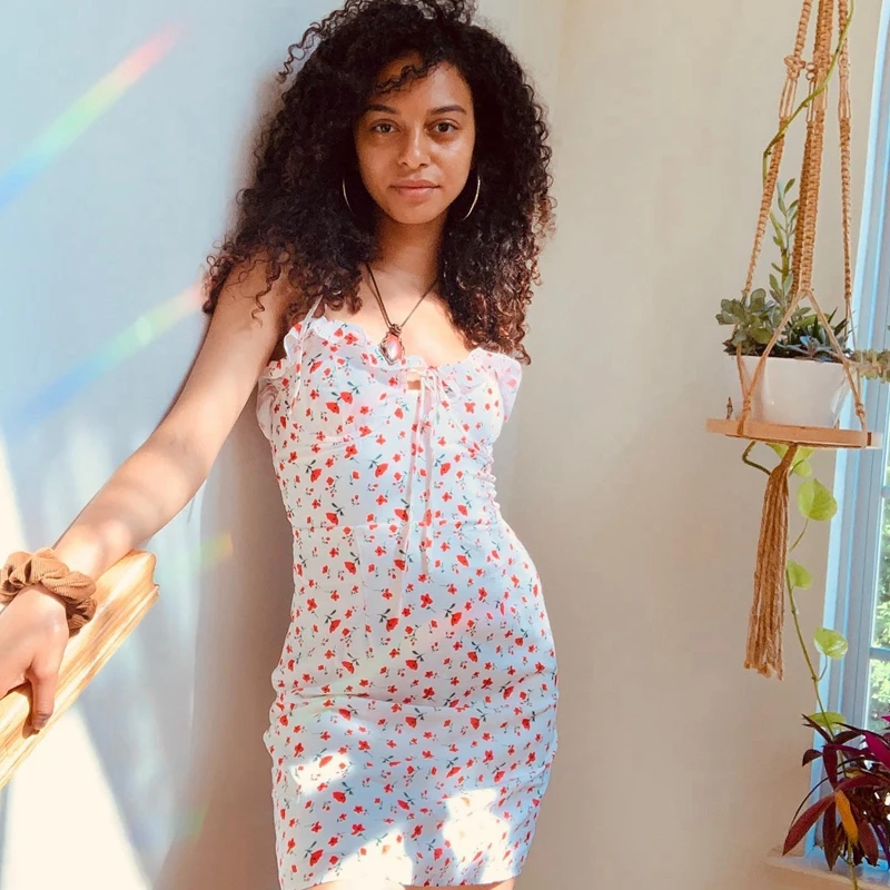 

В богемном стиле с цветочным принтом на шнуровке С НАБОРНЫМИ БРЕТЕЛЬКАМИ платье на бретельках без рукавов с низким вырезом на спине, с рюшам...